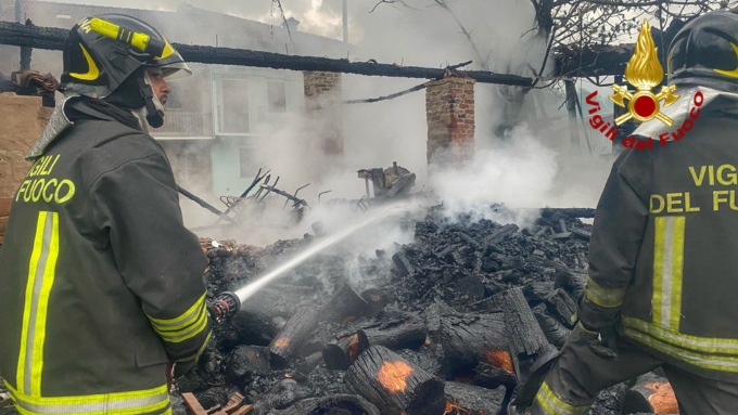 Le foto dell’incendio in una legnaia ad Avigliana: le fiamme a ridosso delle abitazioni