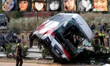 Pullman ribaltato in Spagna nel 2016, morto per infarto l'autista