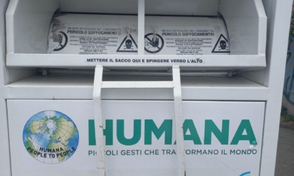 Morto mentre rovistava nel cassonetto degli abiti usati: la famiglia vuole aprire un'inchiesta