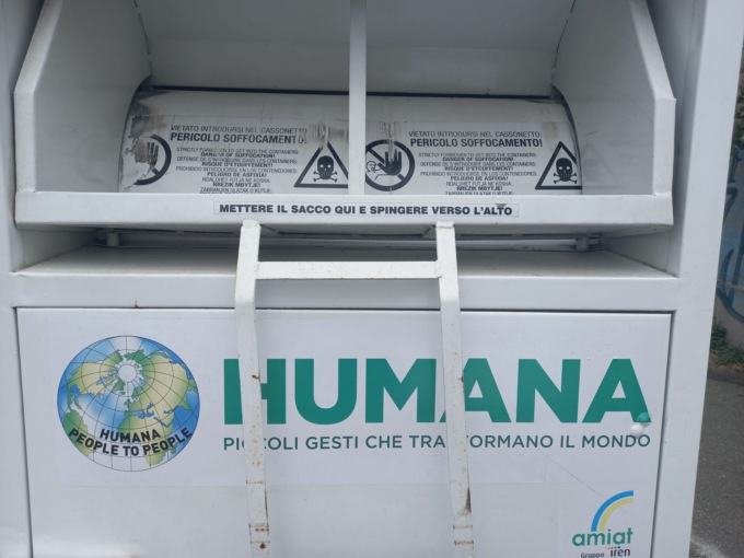 Morto mentre rovistava nel cassonetto degli abiti usati: la famiglia vuole aprire un’inchiesta