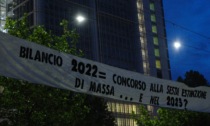 Nuova azione di Extinction Rebellion: striscione al grattacielo Intesa SanPaolo