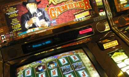 Slot machine e lavoratori irregolari in un bar di via Nizza: scatta la chiusura