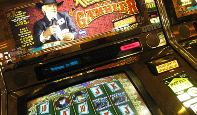 Slot machine e lavoratori irregolari in un bar di via Nizza: scatta la chiusura