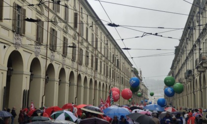 A Torino tutti sotto la pioggia per il corteo del 1° maggio