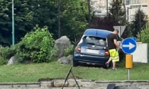 Automobilista percorre via Torino a Beinasco e si schianta sulla rotonda