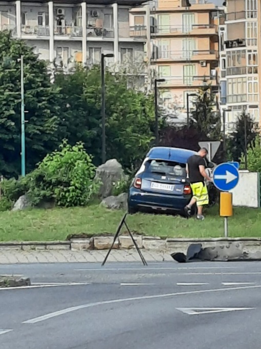 Automobilista percorre via Torino a Beinasco e si schianta sulla rotonda