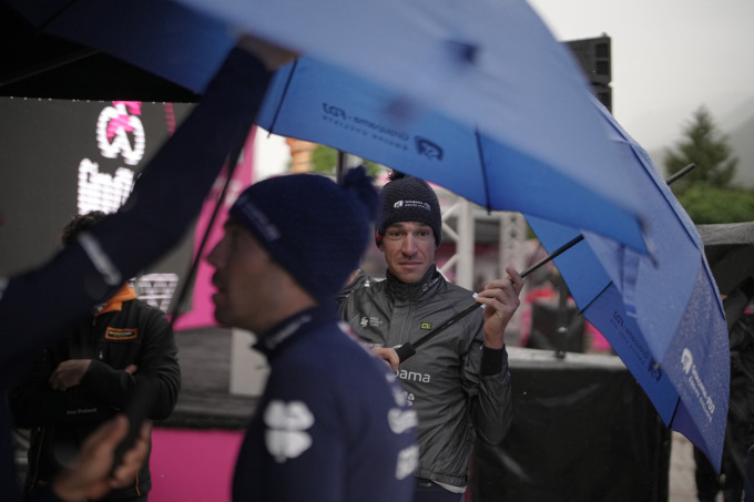 Giro d’Italia: la pioggia non regala tregue e fa cancellare il passaggio in Valle d’Aosta