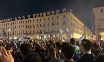 Anche Torino si tinge di azzurro e festeggia la vittoria dello scudetto del Napoli