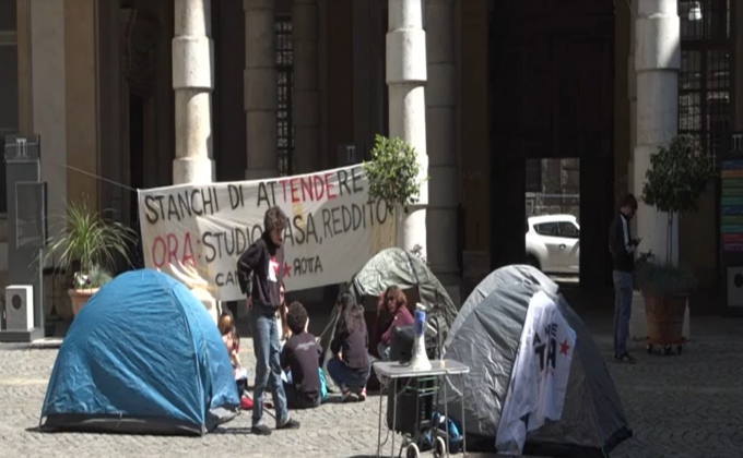 Studenti in tenda davanti al Rettorato per chiedere azioni incisive contro il “caro affitti”