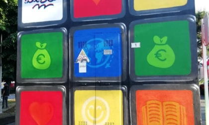 Street art a Leinì: la cabina elettrica si trasforma il cubo di Rubik grazie alla fantasia di Dise