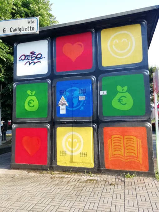Street art a Leinì: la cabina elettrica si trasforma il cubo di Rubik grazie alla fantasia di Dise