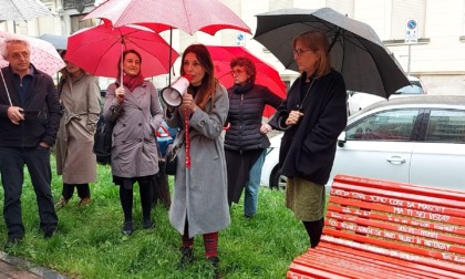 Inaugurata in via Bertolotti una nuova panchina rossa contro la "violenza sulle donne"