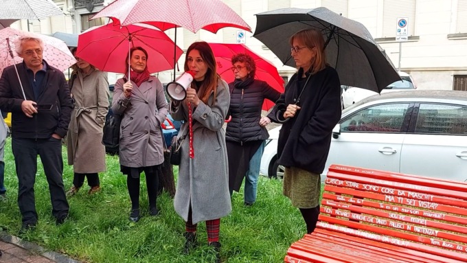 Inaugurata in via Bertolotti una nuova panchina rossa contro la “violenza sulle donne”