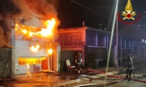 Vasto incendio in un magazzino di mobili: evacuati 40 residenti di un palazzo vicino
