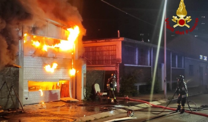Vasto incendio in un magazzino di mobili: evacuati 40 residenti di un palazzo vicino