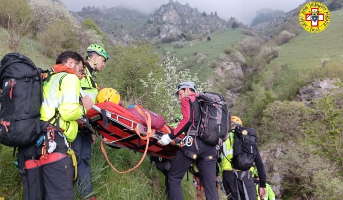 Accusa un malore a quota 2.200: intervento di 7 ore per portarlo in salvo