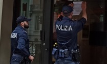 I controlli della polizia nei quartieri della Crocetta e Santa Rita: trovare blatte in una pizzeria di Corso Luigi Einaudi