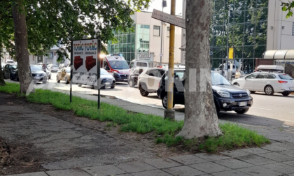 Tamponamento tra un'auto e un furgone in via XXV Aprile a Nichelino