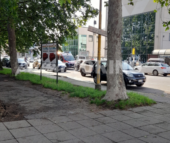 Tamponamento tra un’auto e un furgone in via XXV Aprile a Nichelino