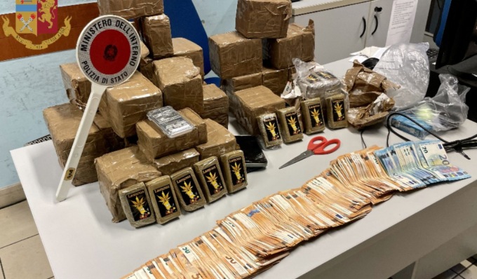 Nel ripostiglio 30 chili di hashish, nel letto 15mila euro in contanti: arrestato