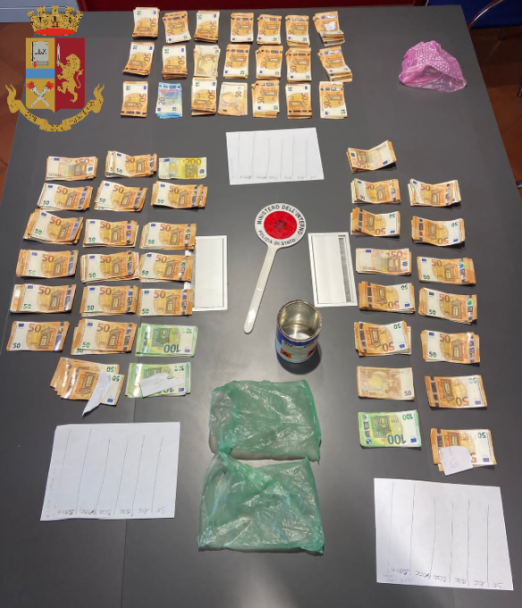 Giovane sospettato di spaccio trovato in casa con 60mila euro in contanti