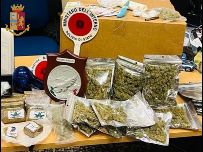 Fermati sullo scooter dalla polizia: a casa avevano 2 kg di cannabinoidi e 3mila euro in contanti