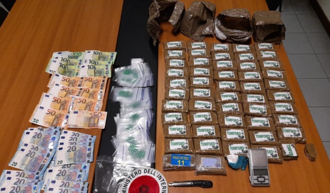 Cinque chili di hashish nascosti in auto: due giovani arrestati