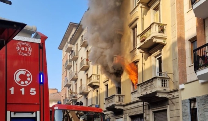 Incendio in appartamento in zona Aurora: 14 intossicati, tra cui una bambina
