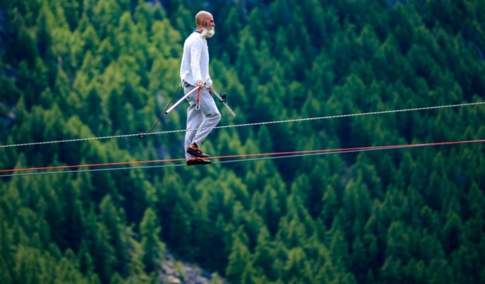 Il funambolo torinese a 140 metri d’altezza tra i grattacieli di Milano