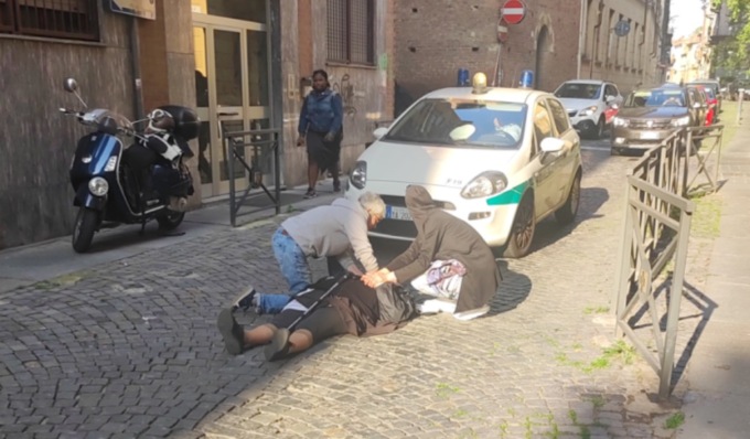 Suora investita da un’auto della Polizia Locale mentre attraversa la strada