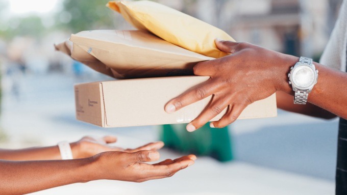 Smascherato con un Gps nella borsa il corriere infedele che sostituiva i pacchi griffati
