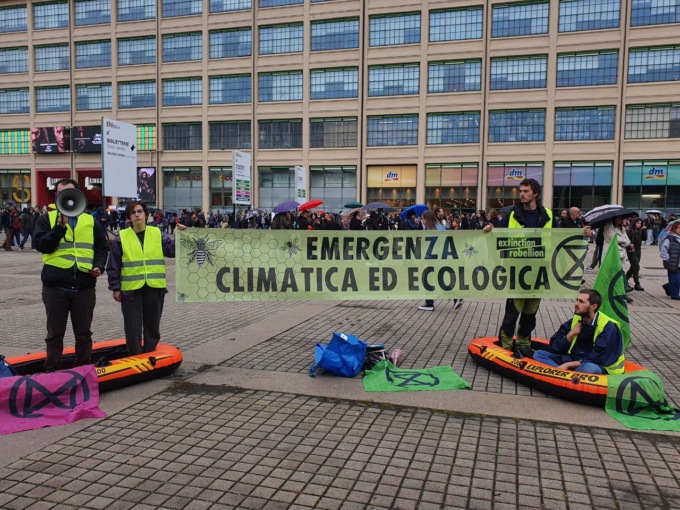 Attivisti in azione con il canotto davanti all’ingresso “Vip” del Salone del Libro