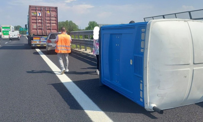 Furgone perde il bagno chimico e una donna al volante lo tampona: rallentamenti in tangenziale sud