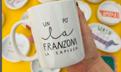 Polemiche sulla nuova tazza con la scritta "Un po’ la Franzoni la capisco" pubblicata sui social da Piattini Davanguardia