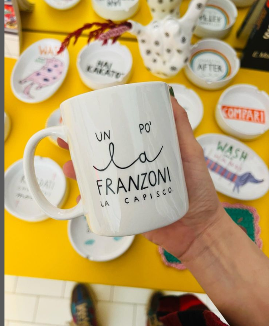 Polemiche sulla nuova tazza con la scritta “Un po’ la Franzoni la capisco” pubblicata sui social da Piattini Davanguardia