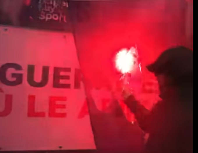Corteo 1 maggio, bruciate dai manifestanti le bandiere della Nato, degli Stati Uniti e dell’Europa