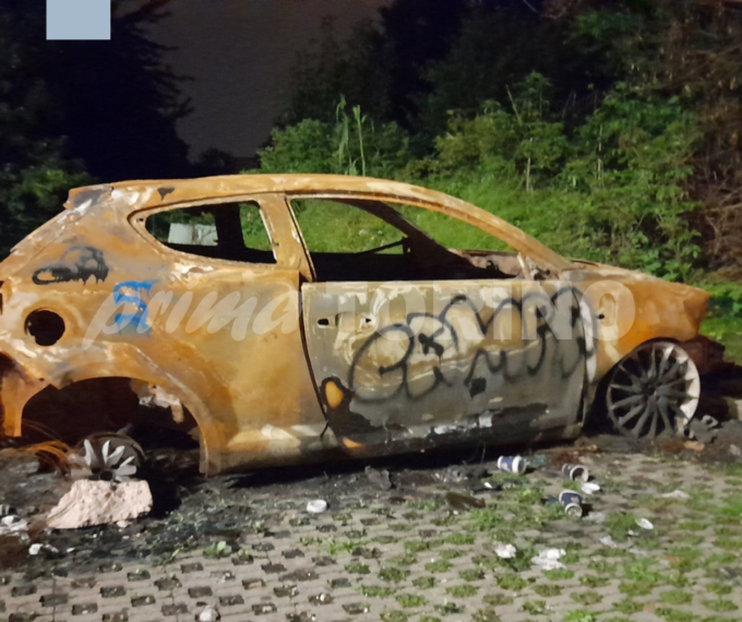 Bruciata un’Alfa Mito nel parcheggio del centro commerciale “I Viali”