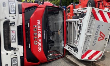 Scontro tra un tram e un camion in via Fabrizi: un ferito