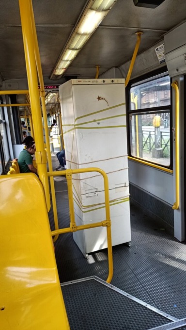 Sul tram della linea 3 spunta un…frigorifero