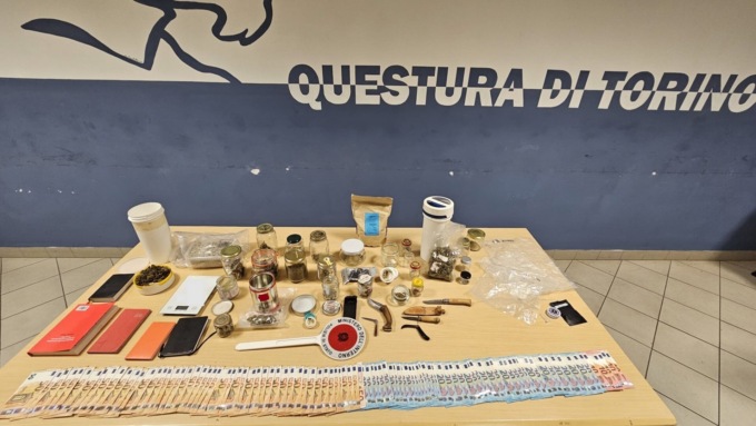 Controlli straordinari in un alloggio di San Salvario: trovati marijuana, hashish e funghi allucinogeni sotto il letto