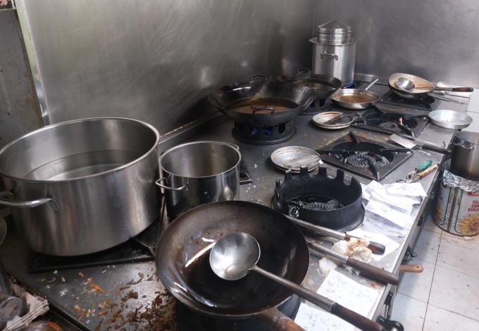 Alimenti mal conservati e scarsa igiene nelle cucine: sanzionati dai Nas due esercizi commerciali