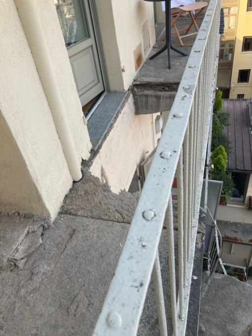 Cede una parte di balcone e una persona cade dal terzo al secondo piano