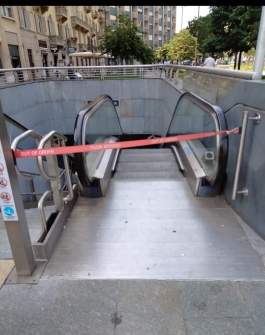 Scale della metropolitana non funzionanti in molte fermate