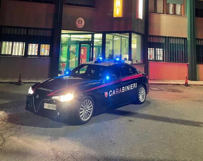 Denunciata una 19enne a Rivoli, in casa trovati hashish e un coltello multiuso