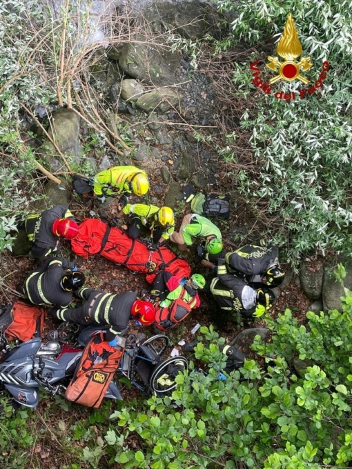 Due persone si ribaltano con il quad sulla Sp197 e cadono in un dirupo: salvati dal Soccorso Alpino