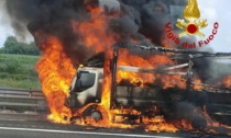 Camion prende fuoco durante la marcia sulla A4 Torino-Milano