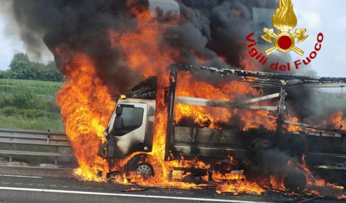 Camion prende fuoco durante la marcia sulla A4 Torino-Milano