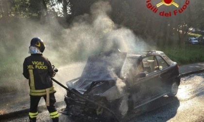 Auto in fiamme in via Tabacchi