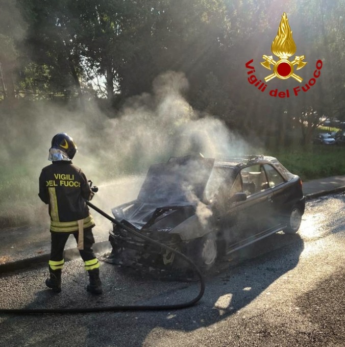 Auto in fiamme in via Tabacchi