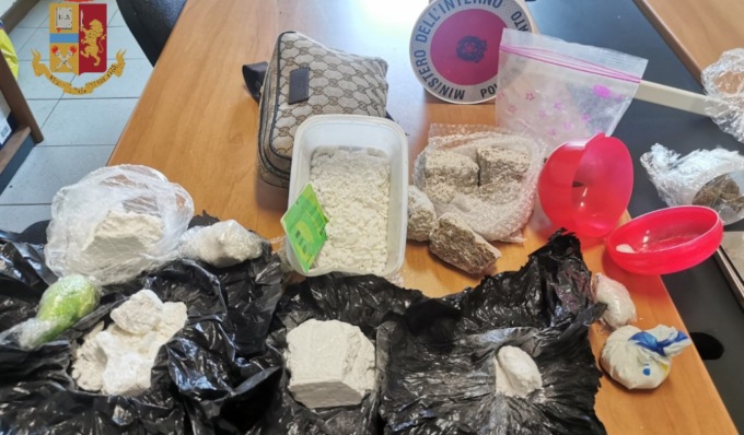 Cocaina, MDMA, hashish e marijuana: in casa aveva un mix di droghe